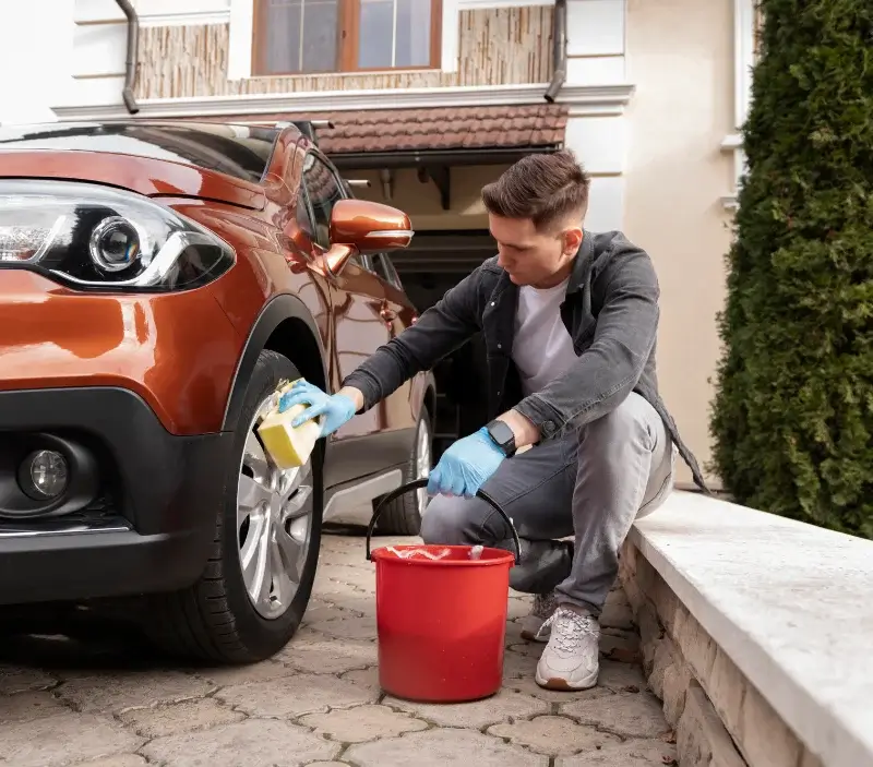 Lavage auto à domicile Saint-Rémy-sur-Durolle : professionnel intervenant sur un véhicule